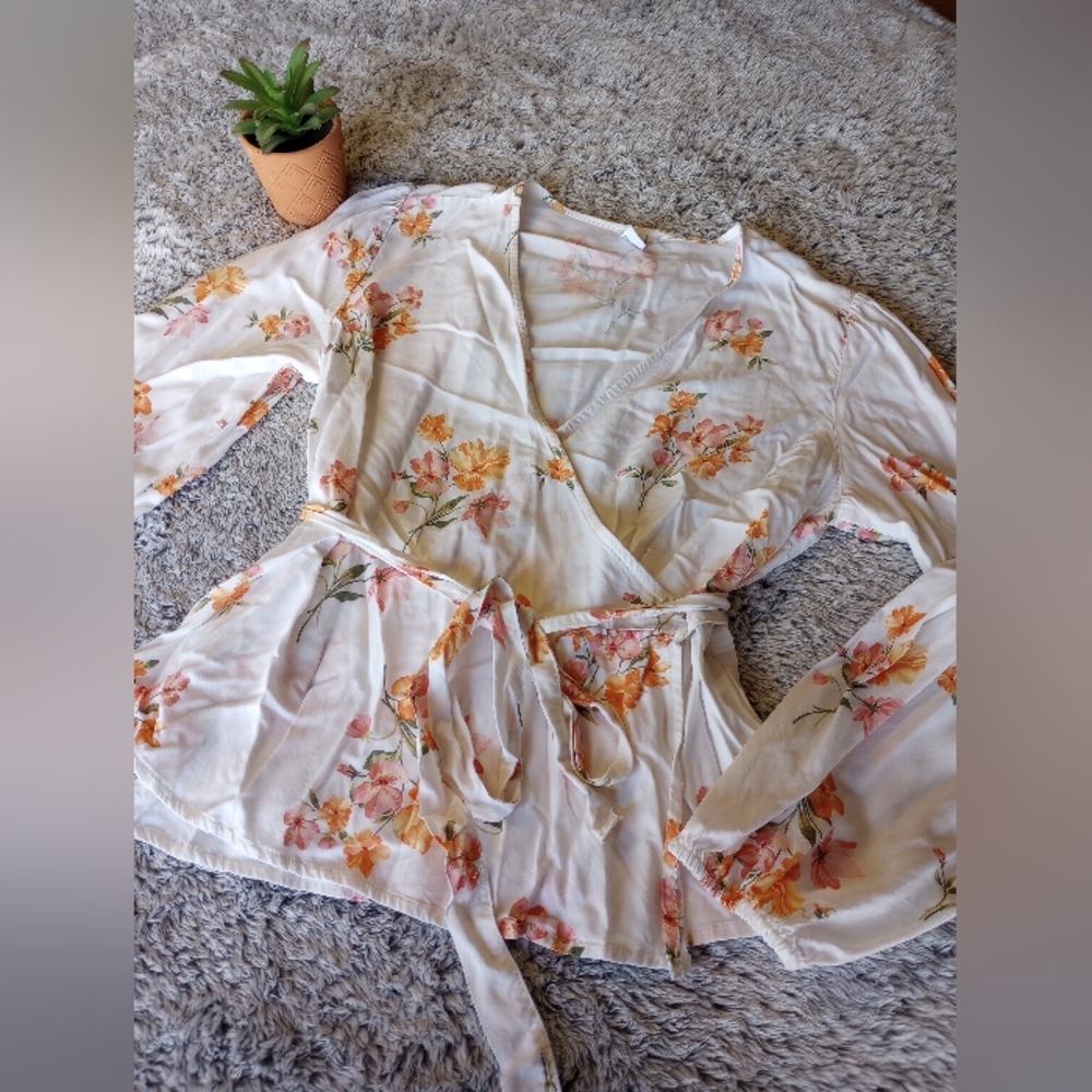 Women's floral long sleeve feminine blouse, size Medium.